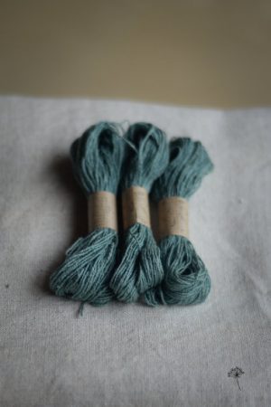 échevettes de fils à broder en bourrette de soie teinte en bleu