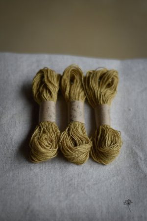 échevettes de fils à broder en bourrette de soie teinte en jaune