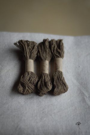 échevettes de fils à broder en bourrette de soie teinte en marron