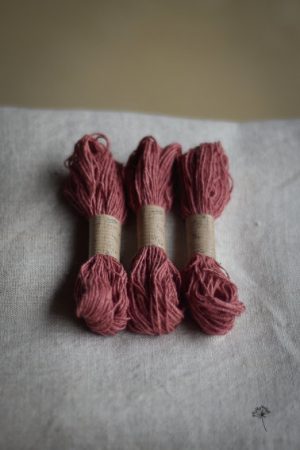 échevettes de fils à broder en bourrette de soie teinte en rose