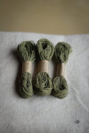 échevettes de fils à broder en bourrette de soie teinte en vert