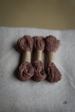 échevettes de fils à broder en bourrette de soie teinte en vieux rose