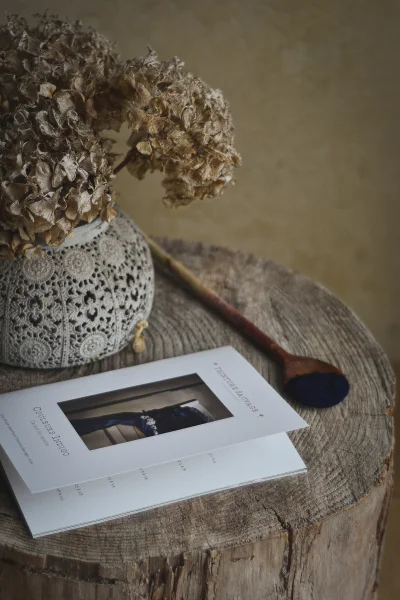 carnet de teinture indigo avec une cuillère en bois remplie de poudre d'indigo posés sur une tronc en bois