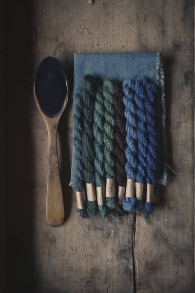 Huit échevettes de laine et un coupon de lin teints à l'indigo grâce au kit teinture bleu indigo
