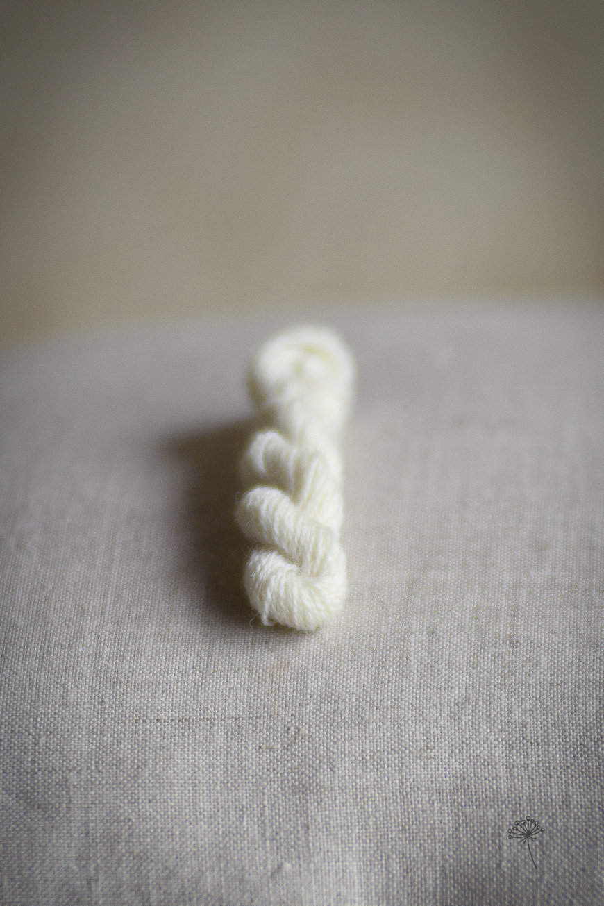 fils à broder en laine non teint de couleur écru.