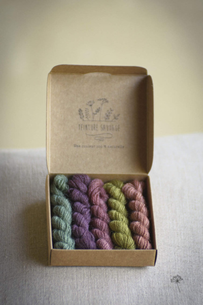 coffret en carton contenant cinq échevettes de fils à broder en laine de différentes couleurs