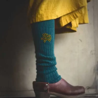 chaussettes en pure laine teinte à l'indigo avec une fleur brodée jaune