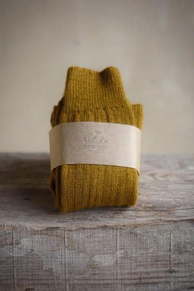 chaussettes côtelées jaunes en pure laine française teintes uniquement avec des plantes