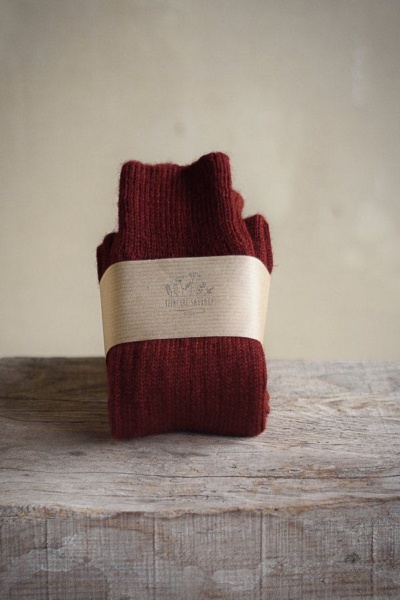 chaussettes côtelées rouges en pure laine française teintes uniquement avec des plantes