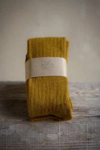 chaussettes mi-bas jaunes en laine naturelle et teintes qu'avec de plantes