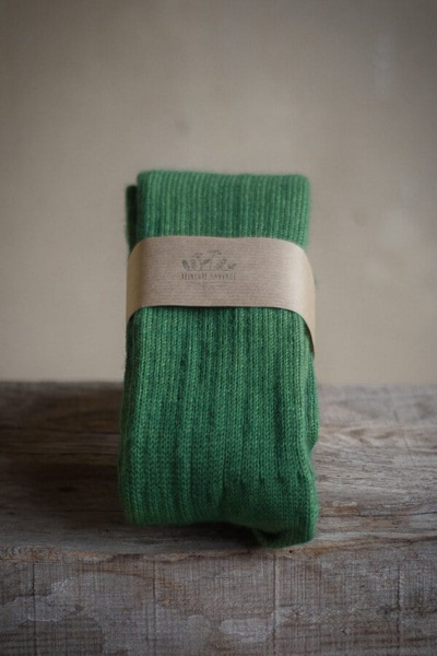 chaussettes mi-bas vert clair en laine naturelle et teintes qu'avec de plantes
