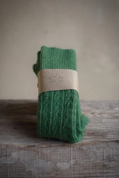 chaussettes à motifs vert clair teintes uniquement avec des plantes