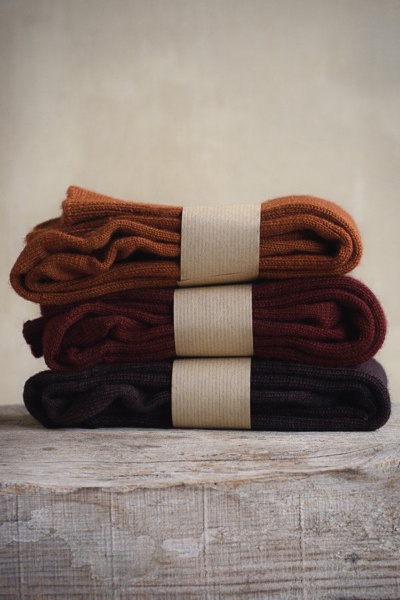 chaussettes pure laine teintes en rouge, orange ou prune avec des plantes sans alun