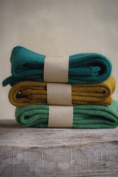 chaussettes pure laine teintes en jaune ou vert avec des plantes sans alun