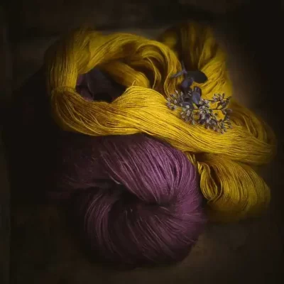 deux écheveaux de laine teints avec des plantes uniquement, l'un en jaune l'autre en violet