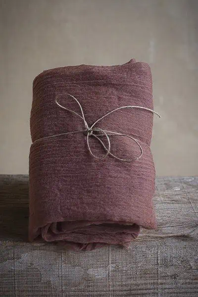 étole en laine naturelle teinte en rose uniquement avec des plantes