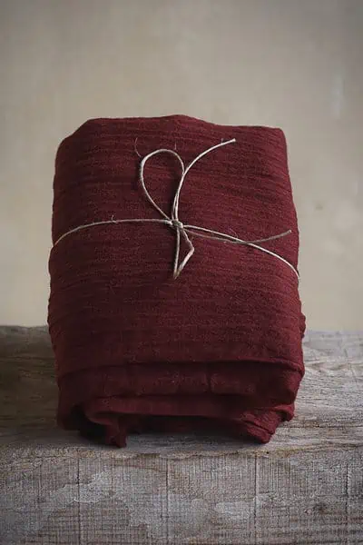 étole en laine naturelle teinte en rouge uniquement avec des plantes