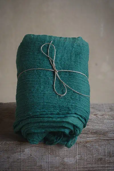 étole en laine naturelle teinte en vert bleuté uniquement avec des plantes