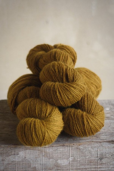 écheveaux de laine à tricoter jaune foncé issu de teinture végétale
