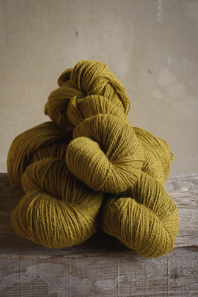 trois écheveaux de laine à tricoter teint en jaune uniquement avec des plantes