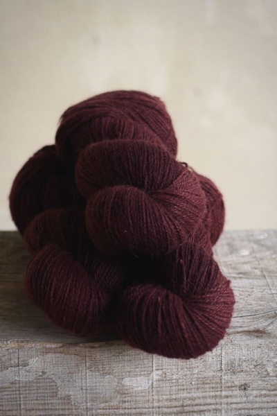 laine à tricoter teinte en rouge en teinture végétale