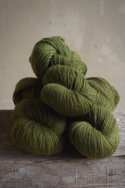 laine à tricoter teinte en vert avec des plantes en teinture végétale