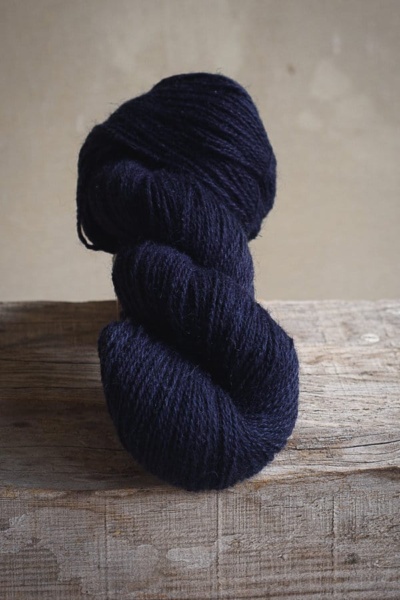 laine à tricoter teinte en bleu foncé uniquement avec des plantes