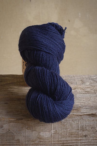 écheveau de laine bleu teint uniquement avec des plantes