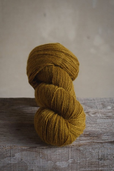 laine à tricoter teinte en jaune avec des plantes uniquement