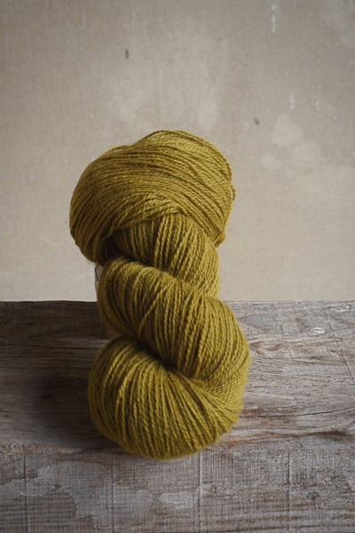 écheveau de laine jaune à tricoter teint naturellement