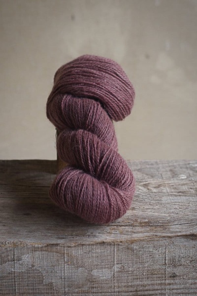 laine à tricoter en écheveau teint avec des plantes uniquement