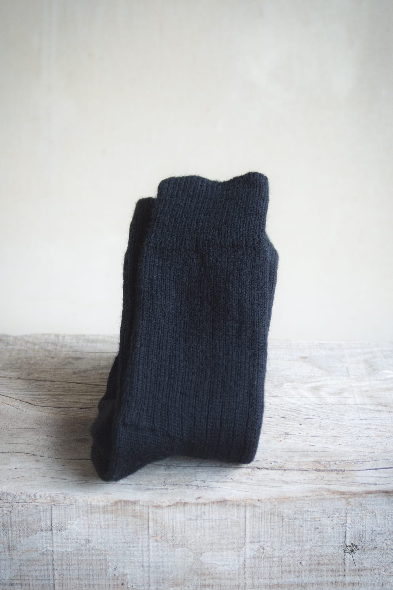 chaussettes côtelées noir en pure laine française teintes uniquement avec des plantes