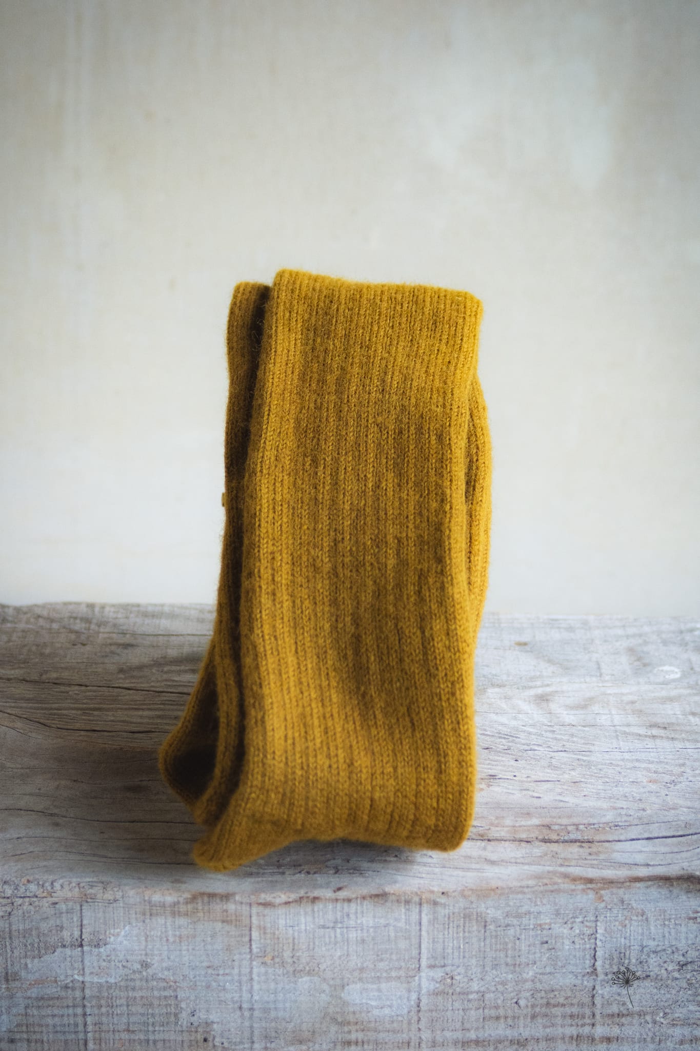 chaussettes mi-bas jaune en laine naturelle et teintes qu'avec de plantes