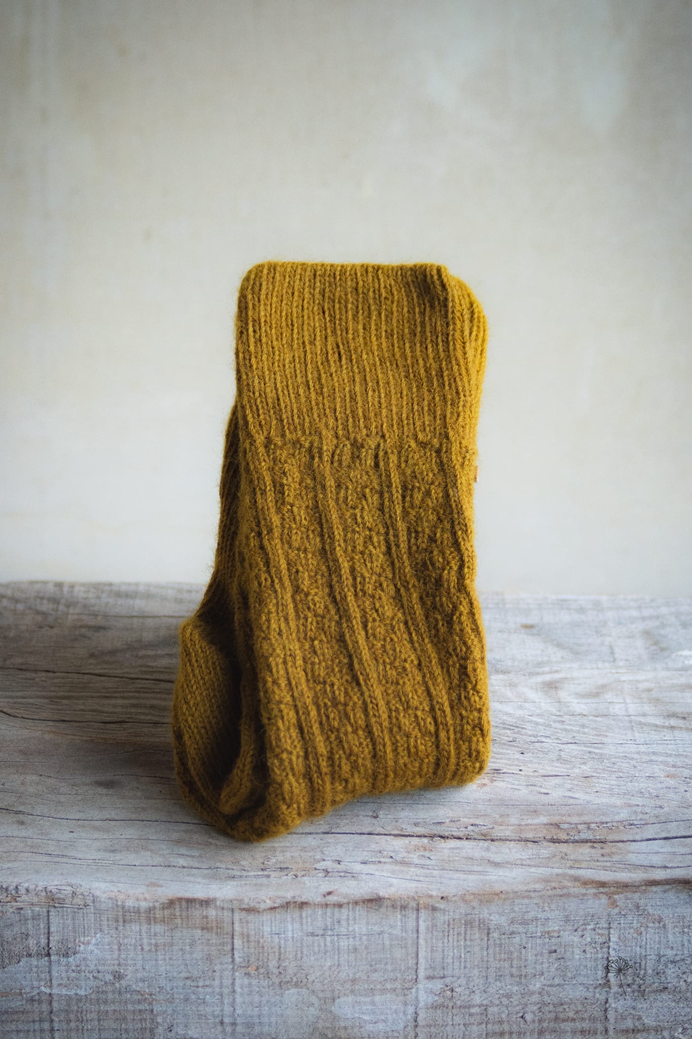 chaussettes à motifs jaune teintes uniquement avec des plantes
