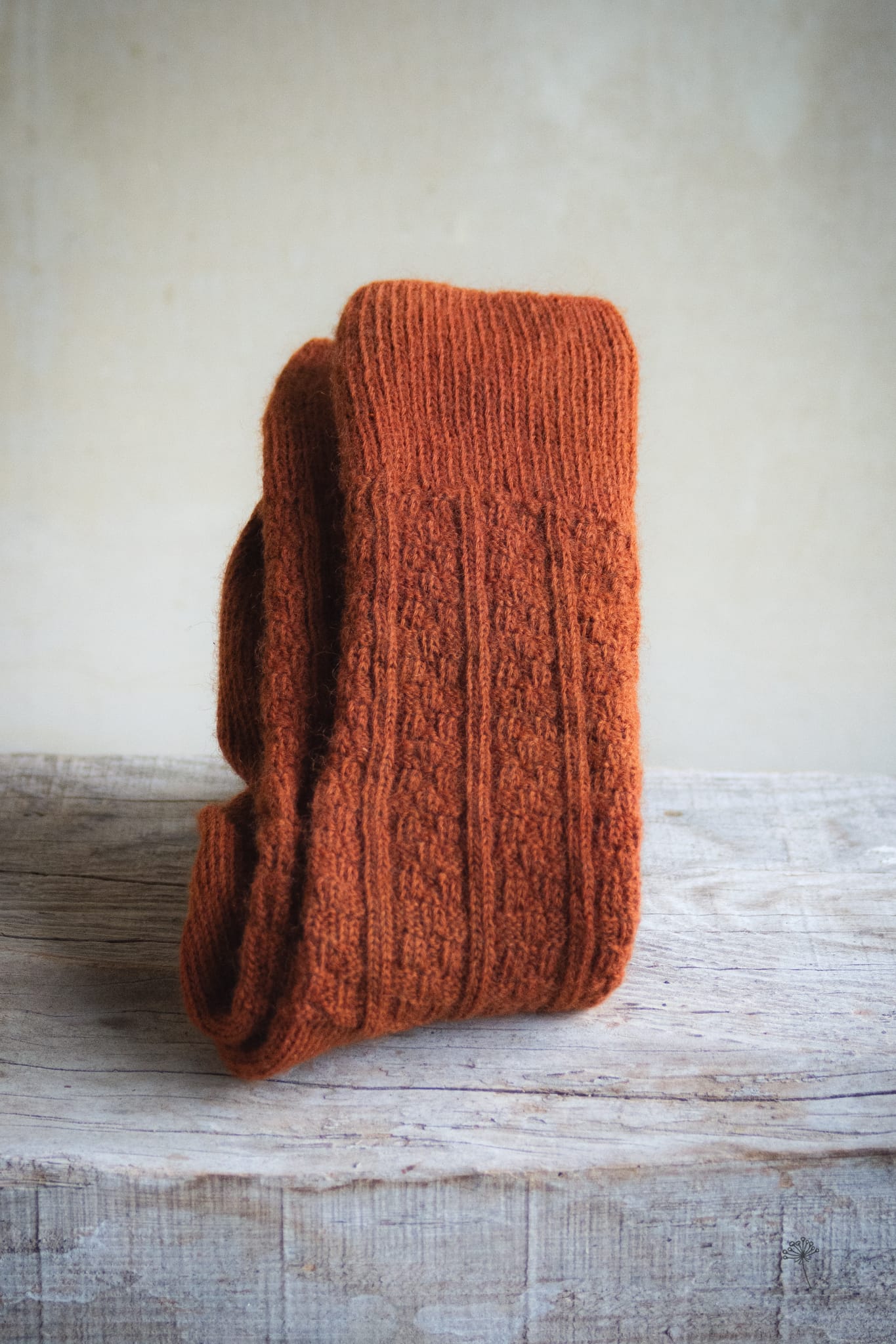 chaussettes à motifs orange teintes uniquement avec des plantes