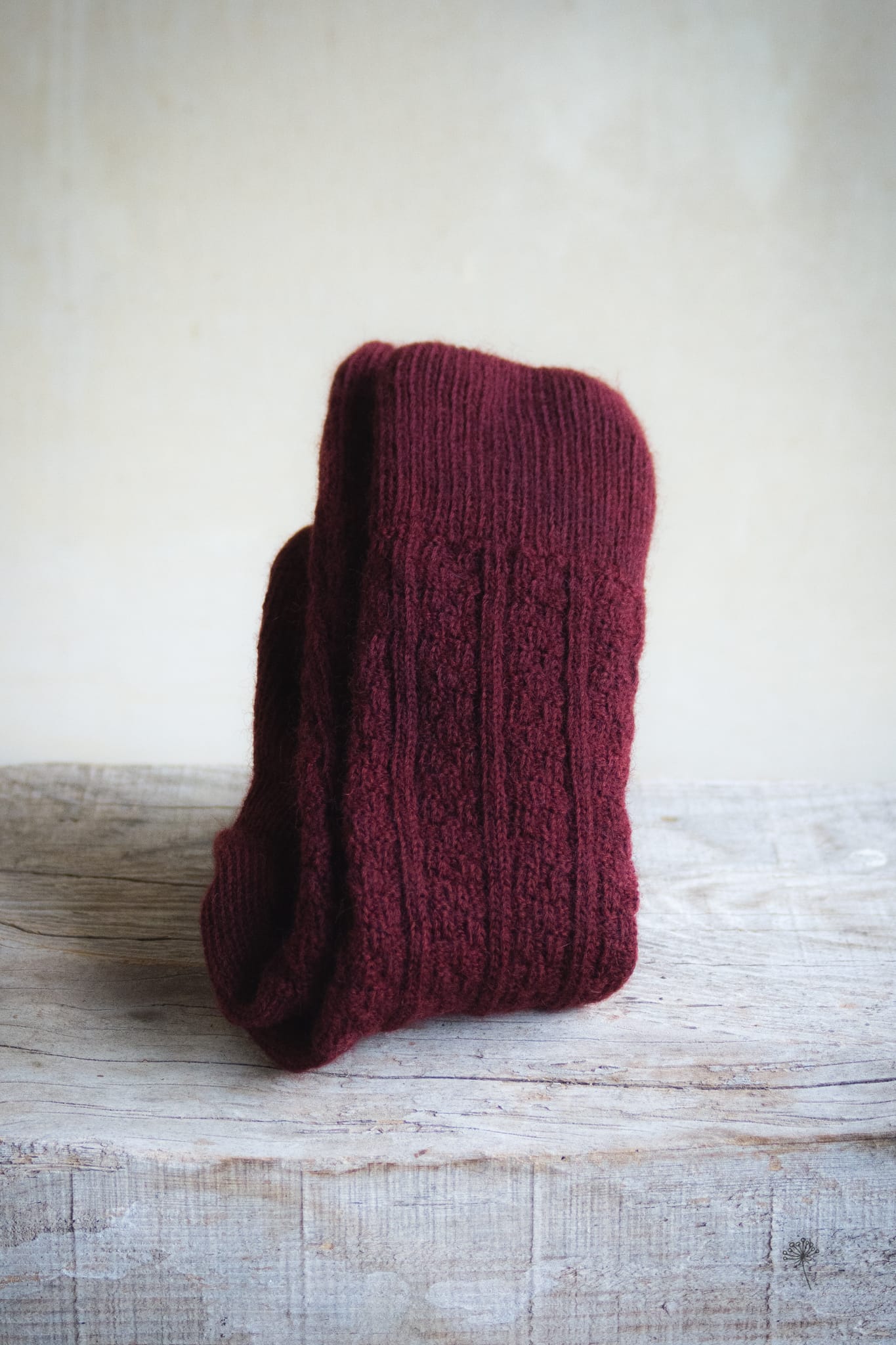 chaussettes à motifs rouge teintes uniquement avec des plantes