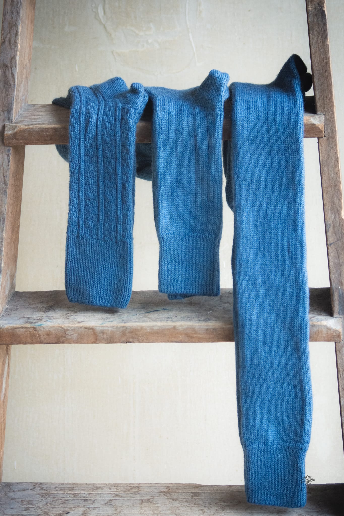 chaussettes pure laine bleu clair teintes naturellement uniquement avec des plantes
