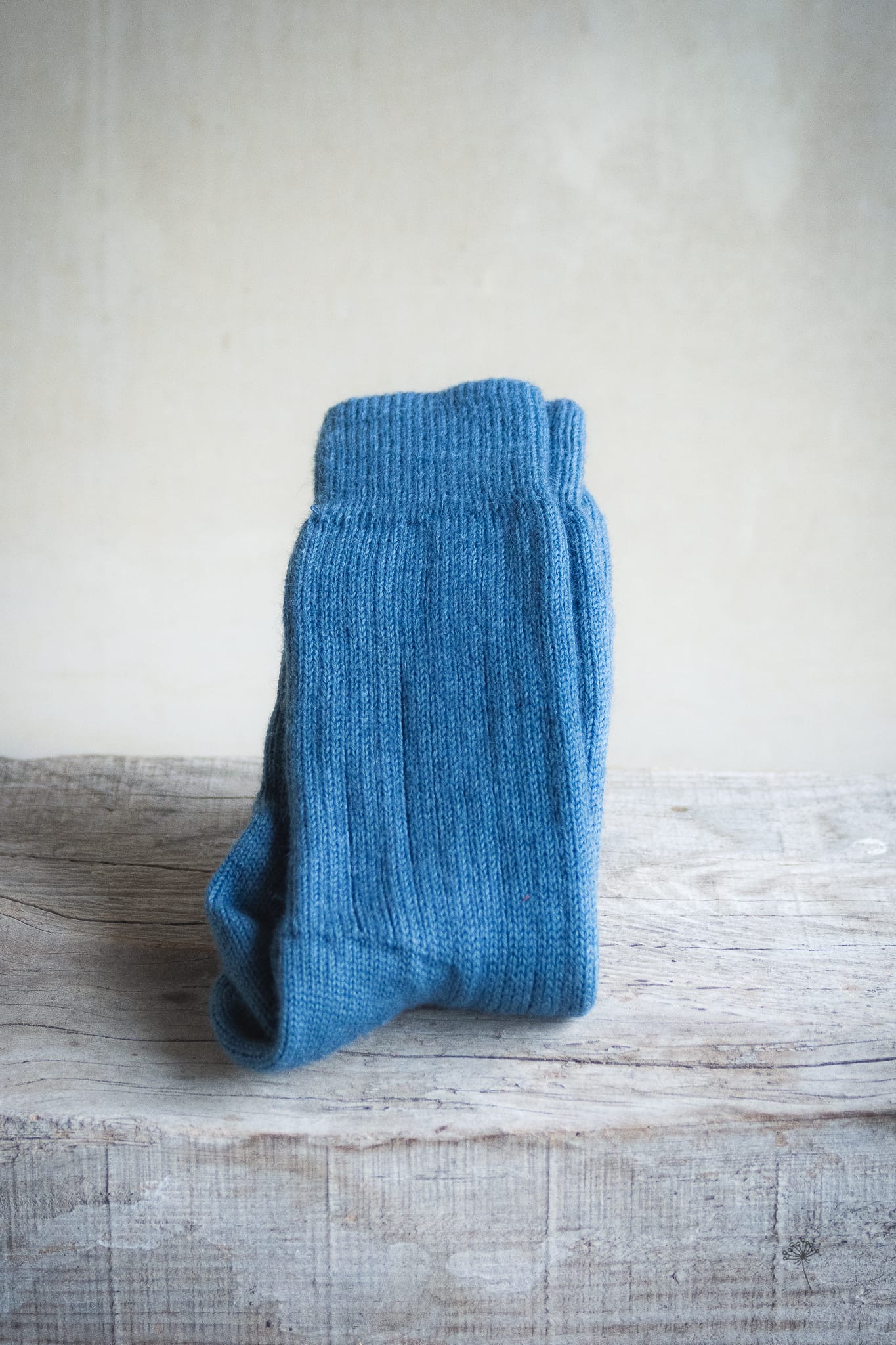 chaussettes côtelées bleu clair en pure laine française teintes uniquement avec des plantes