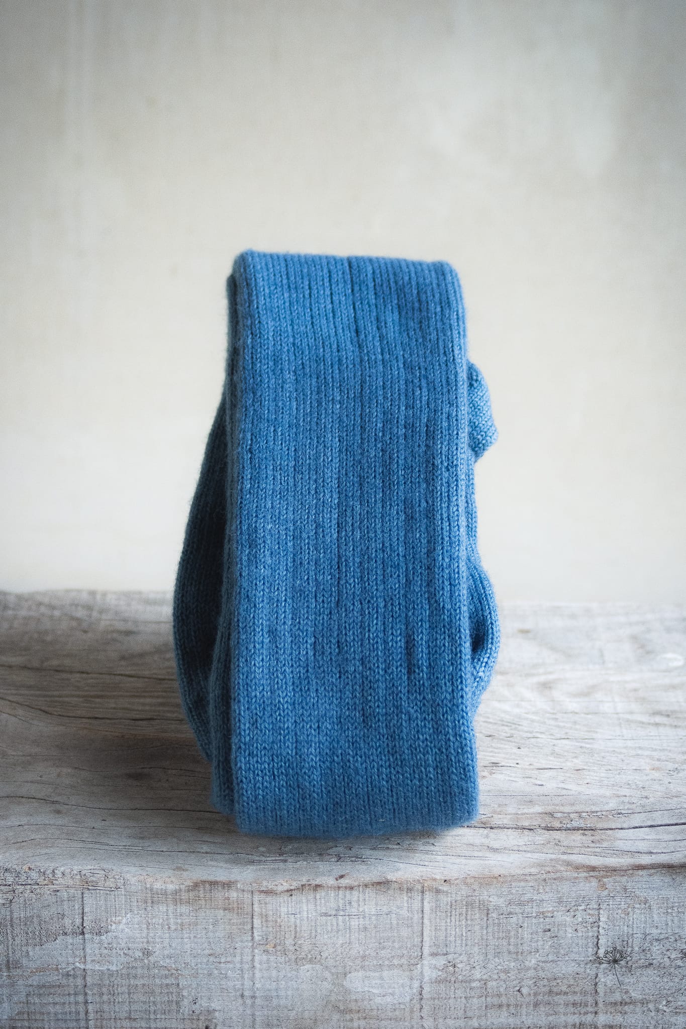 chaussettes mi-bas bleu clair en laine naturelle et teintes qu'avec de plantes