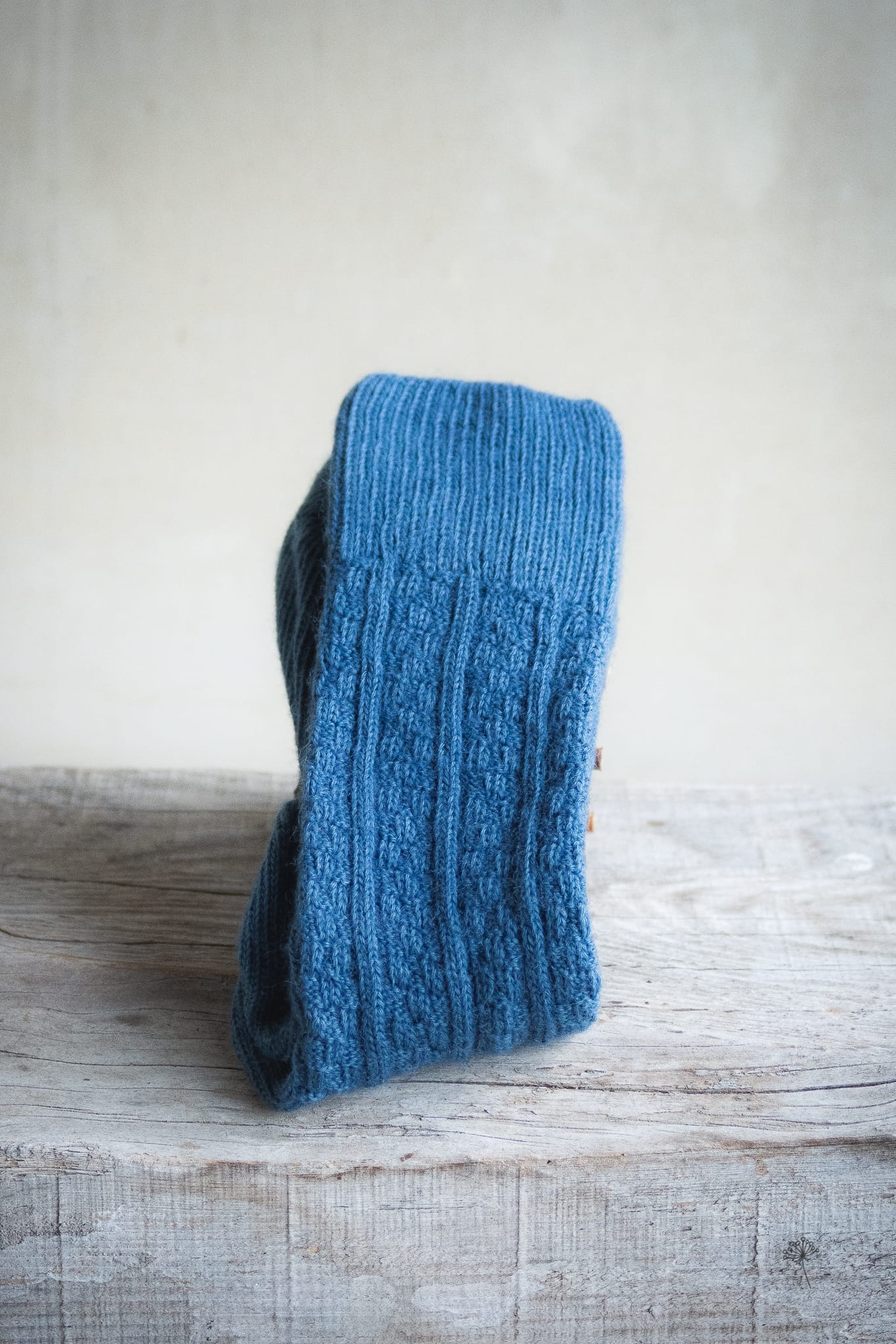chaussettes à motifs bleu clair teintes uniquement avec des plantes
