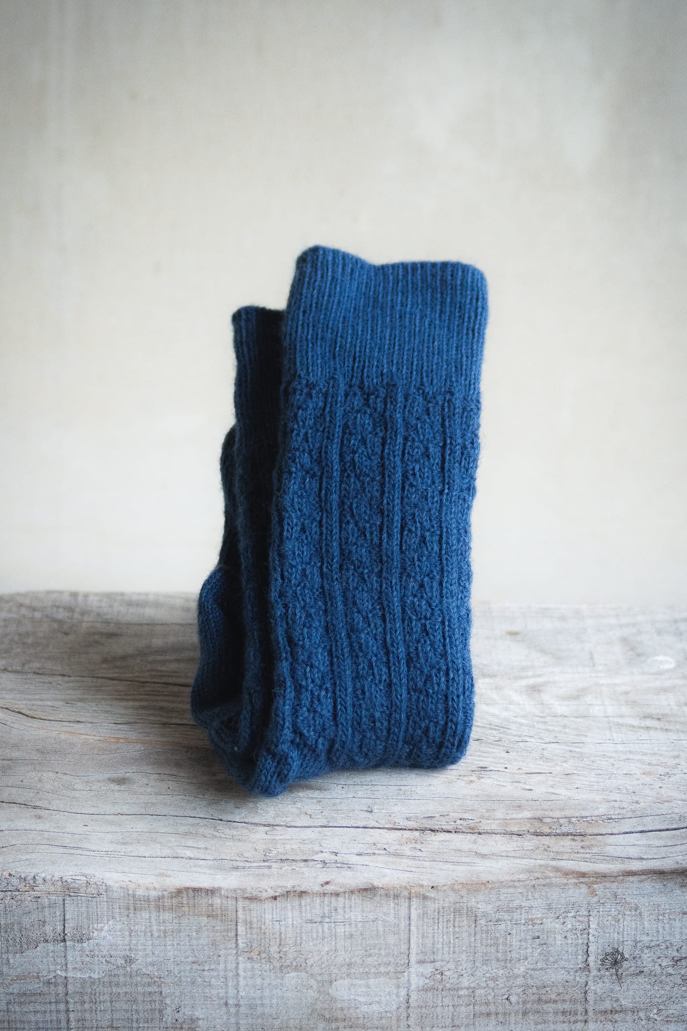 chaussettes à motifs bleu en pure laine française teintes uniquement avec des plantes